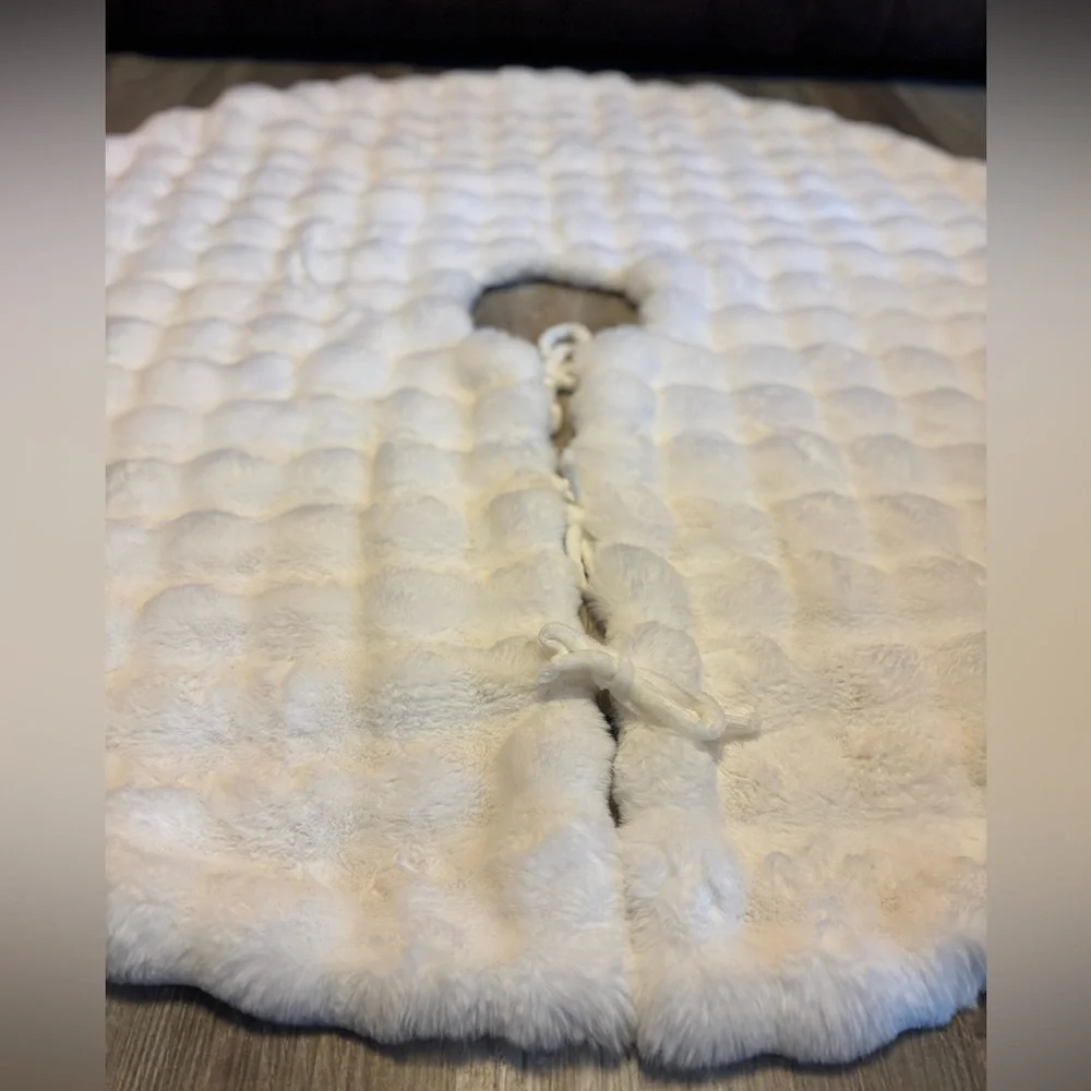 Tahari Home Decor Ivory Faux Fur Plush Holiday Tree Skirt